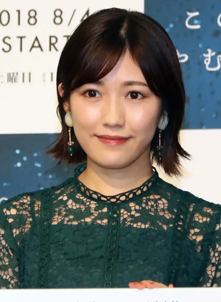 渡辺麻友さんの画像:紺の服を着ている