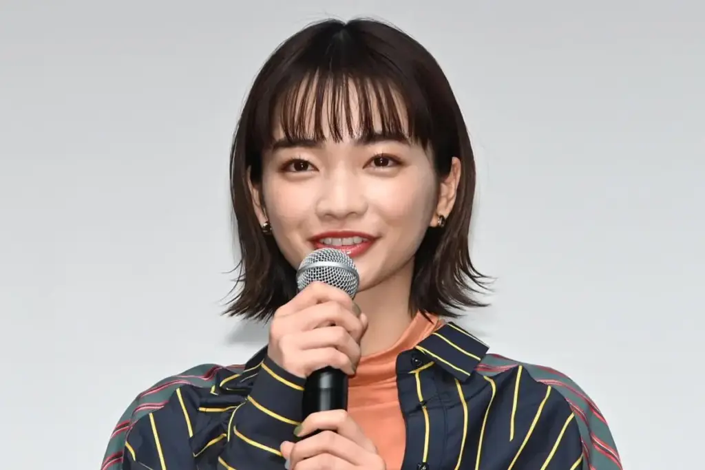 姫カット風の髪型でイベントに登場した見上愛が、マイクを手に笑顔で話している様子