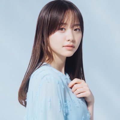 "森香澄のポートレート。水色の衣装を着て、やや斜め上を見つめている。"