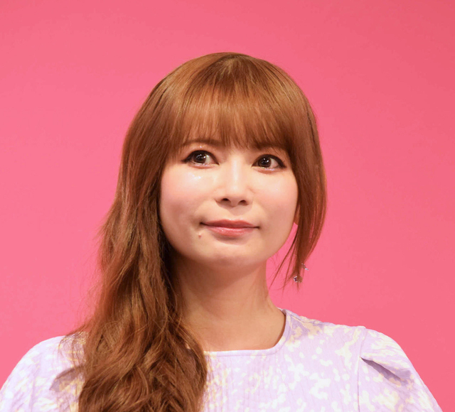 イベントに登壇した際の中川翔子さん。少し上を見上げ、穏やかな表情を浮かべている。