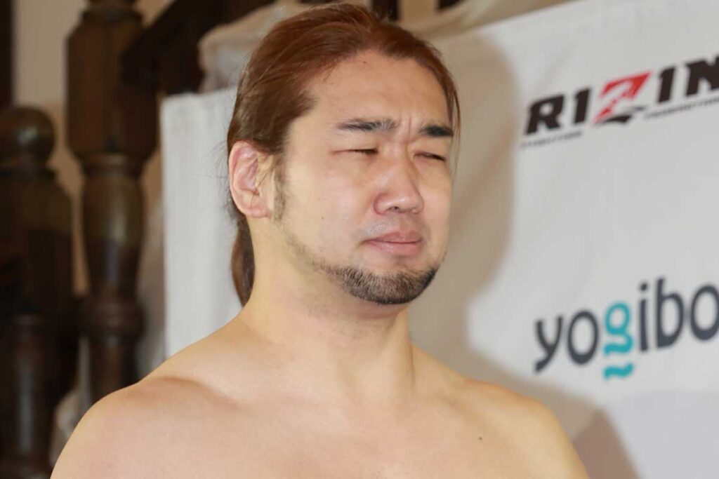 "RIZINの会見で、目を閉じ勝利の感慨にふけるスダリオ剛選手"