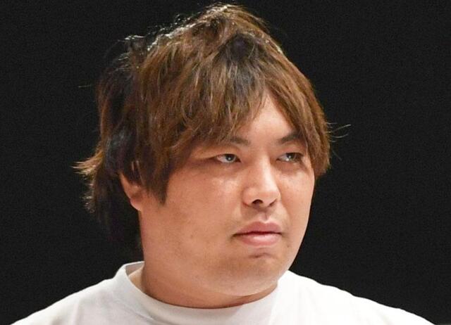 顔のアップ、少し口を開けたアジア系の男性です。