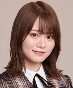 カメラ目線で微笑むアイドルグループ乃木坂46時代の山崎怜奈