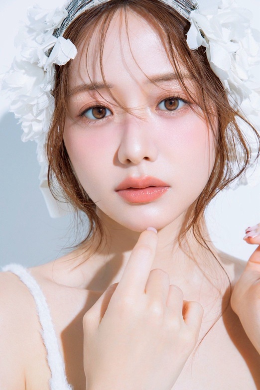 正面を向いた白い服の森香澄さんの画像