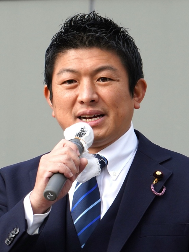マイクを持って演説する神谷宗幣氏