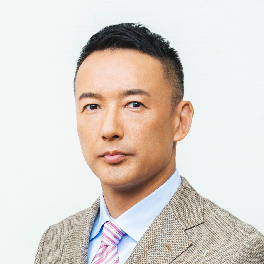 スーツとストライプのネクタイを着用し、短髪でカメラをまっすぐ見つめる東洋系の男性の顔と肩から上が写されたポートレート。