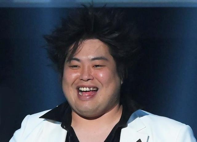 この画像のalt属性を考えてください。
笑顔で歯を見せる日本人男性のアップ。