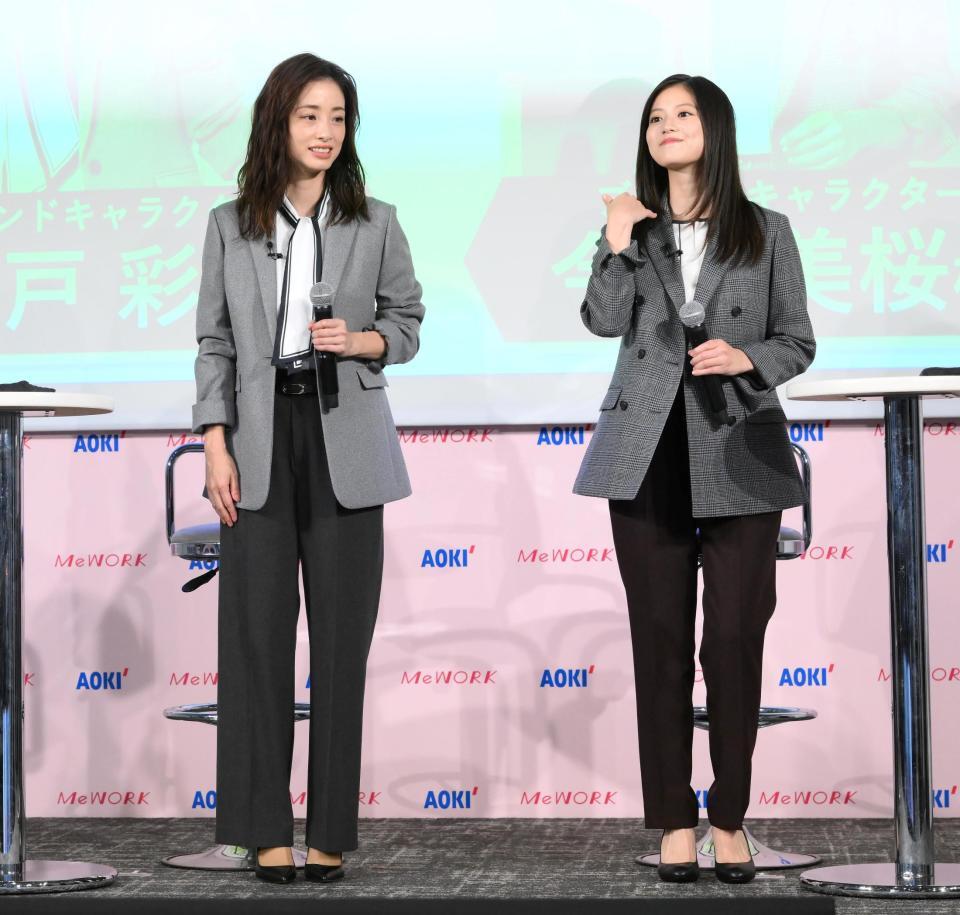 壇上に立ってマイクを持っている2人の日本人女性、今田美桜さんと上戸彩さんです。上戸彩さんは左側に立っており、今田美桜さんは右側に立っています。