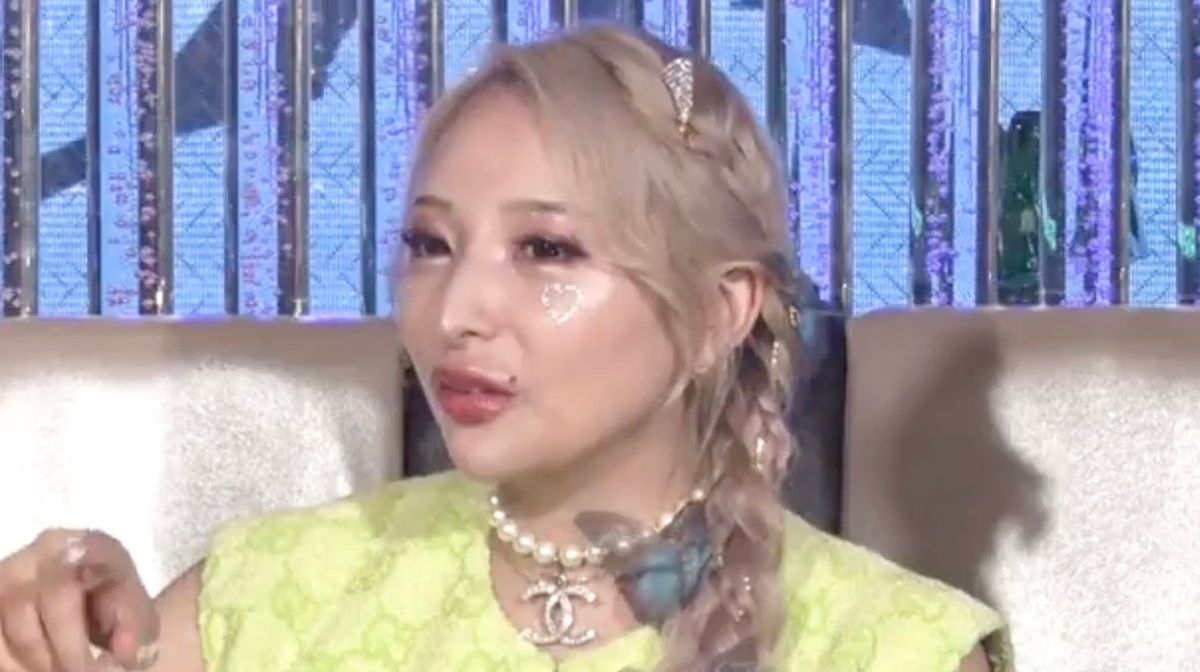 「ピアスとネックレスをつけた女性の顔のアップ」とします。
