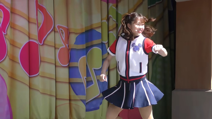 舞台で踊るジャンボリお姉さん