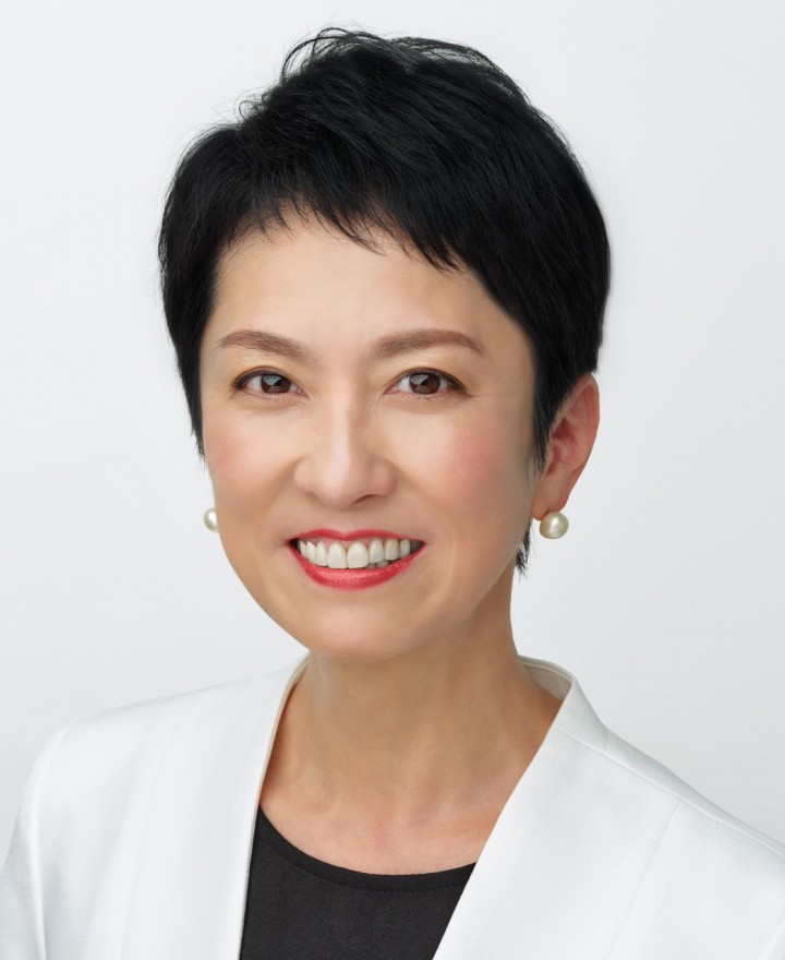 白いスーツを着て微笑んでいる、蓮舫氏
