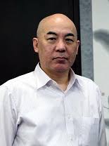 白い服で正面を向いた百田尚樹氏