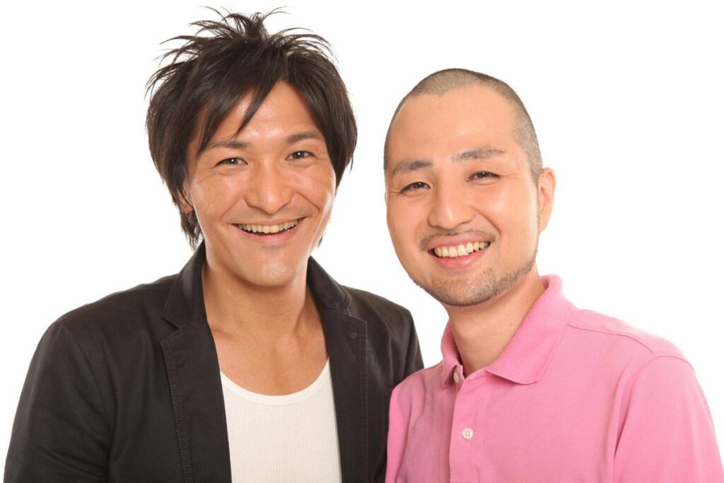 笑顔で並んで写る二人組の男性