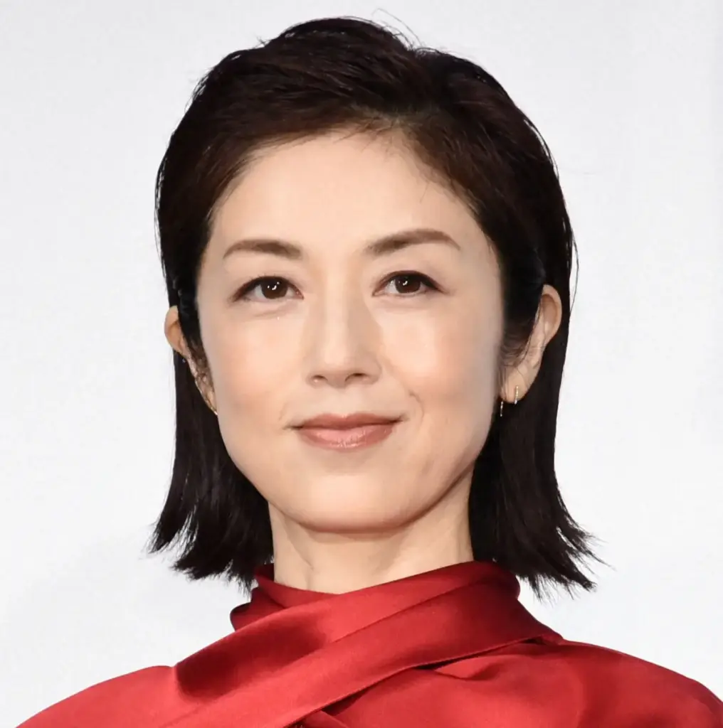 赤い衣装を着て穏やかな表情で正面を見つめる女優・高岡早紀さん"