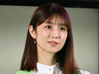 前髪のあるストレートヘアの女性が真剣な表情で写る写真。
