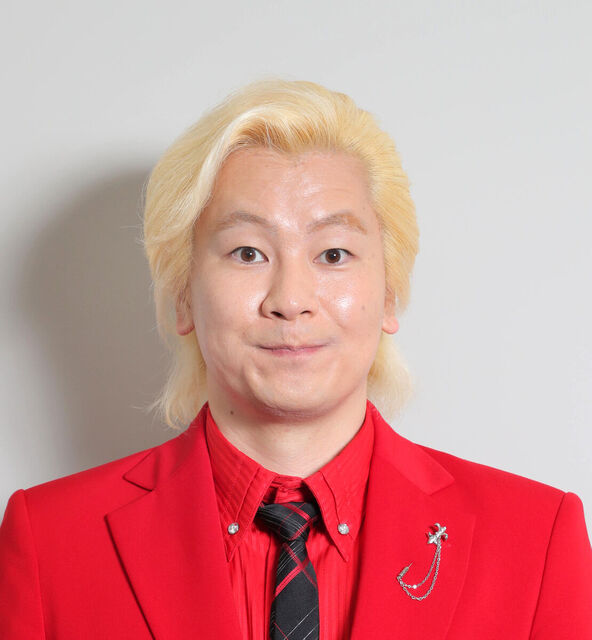 : 赤いジャケットを着た、ブロンドヘアの日本人の男性のポートレート