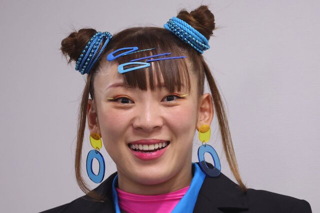 特徴的なヘアスタイルとカラフルなアクセサリーを身につけ、笑顔を見せるフワちゃんのアップ画像です。