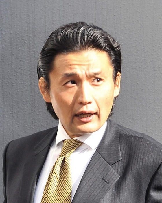 スーツとネクタイを着用し、少し横を向いて話している元横綱貴乃花(花田光司さん)