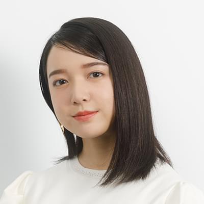  落ち着いた表情で写るショートボブの女性。
