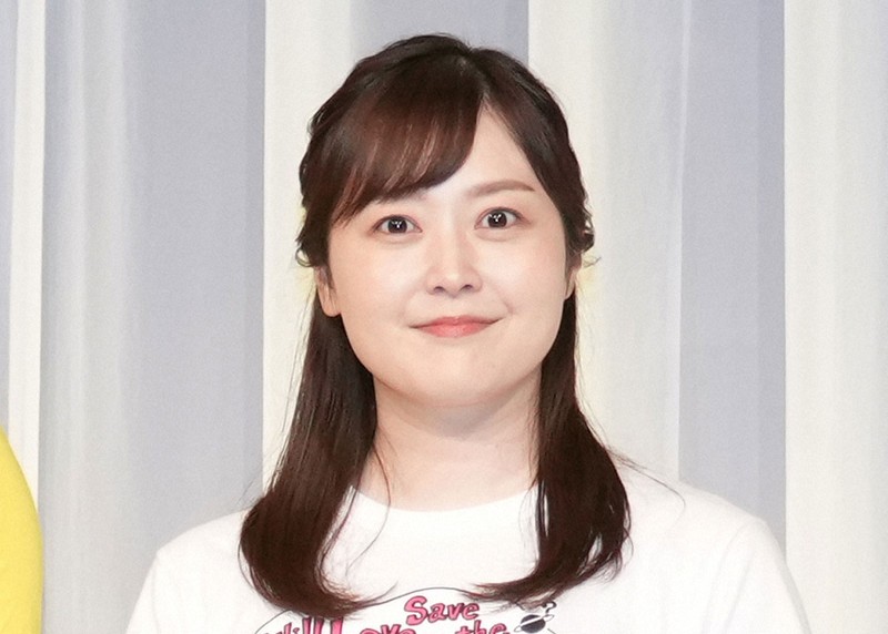  正面を向いて微笑む女性タレント。

