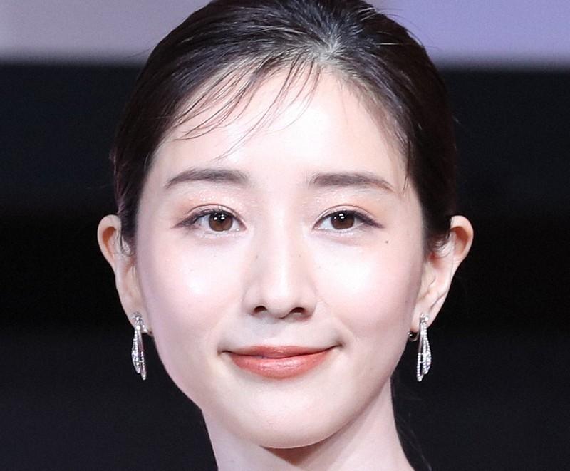  控えめな笑みを浮かべる美しい女性。
