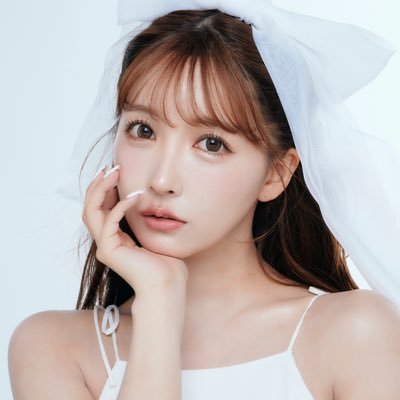この女性は三上悠亜さんで、白いリボンとベールを身につけています。