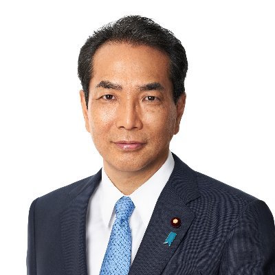 スーツ姿の男性政治家の証明写真