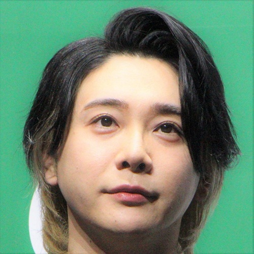 大森元貴さんの魅力全体を抽象的に表現したイラスト画像です。ファッション、音楽、パーソナリティといった彼の多面的な魅力が、色彩豊かで芸術的なイラストで融合されています。