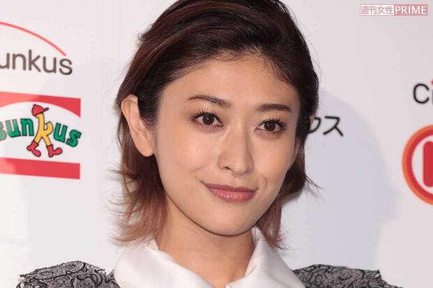 イベント会場で微笑む山田優さんのアップ