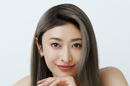 "カメラに優しい笑顔を向ける山田優さんのバストアップ写真"