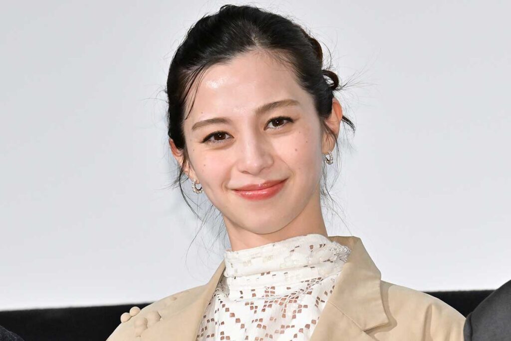 女優の中条あやみさんの笑顔