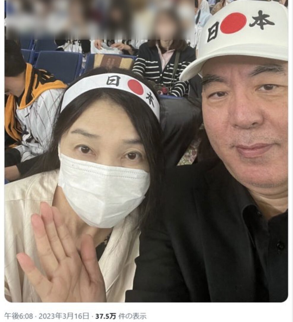 野球観戦中に「日本」と書かれた帽子などを身につけている男女の自撮り写真です。