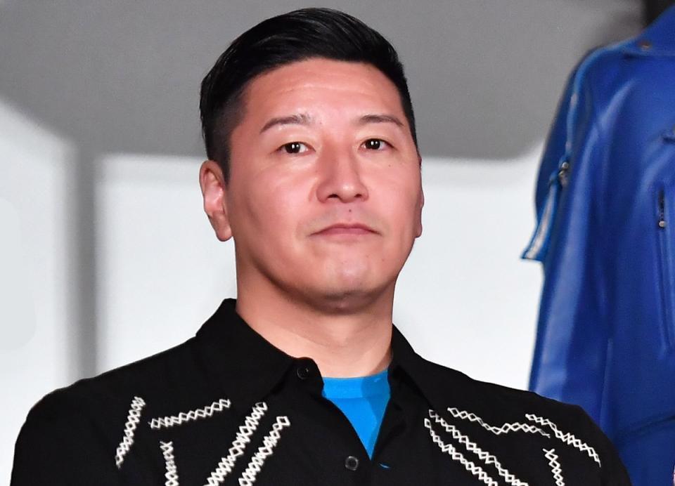 黒いシャツを着て真顔でこちらを見つめるチョコレートプラネットの長田庄平さん
