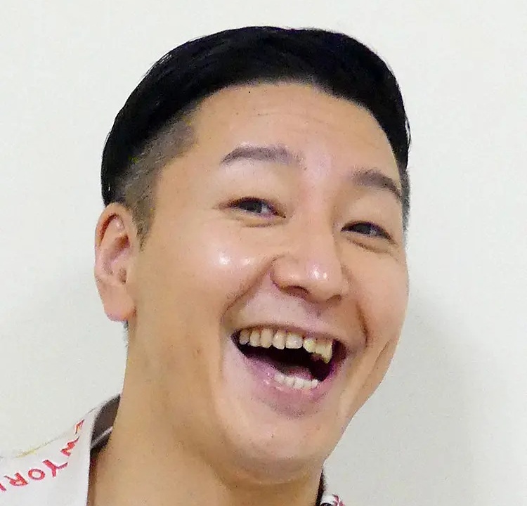 笑顔で話すチョコレートプラネットの長田庄平さん