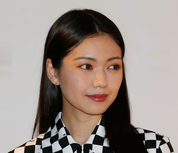 "女優の二階堂ふみさんが、チェック柄のトップスを着て横を見ている様子"