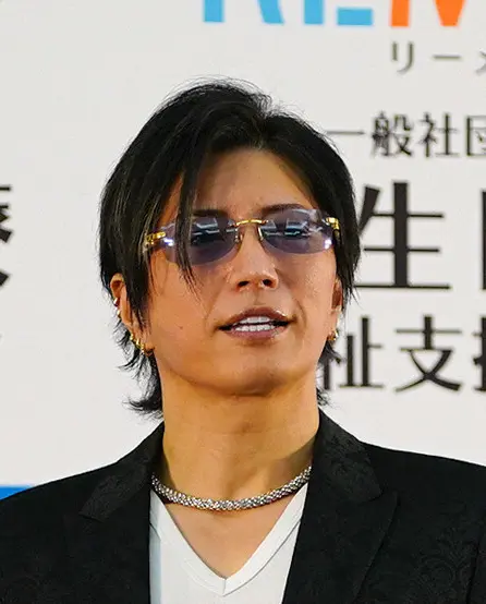 サングラスをかけて正面を向くGACKTさん

