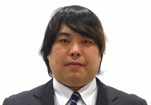 スーツを着用し正面を向くへずまりゅう(原田将大)氏