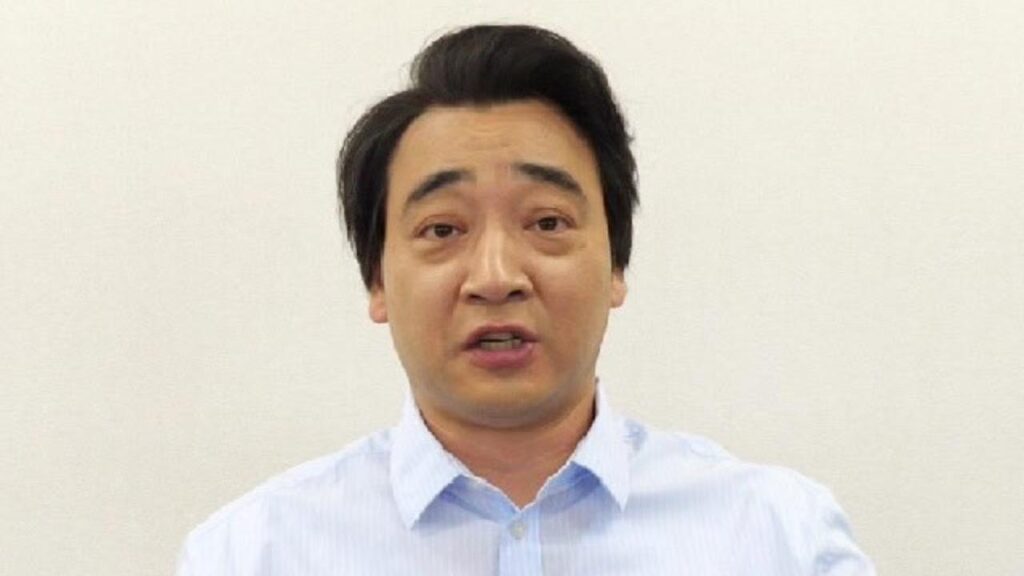 神妙な面持ちで謝罪するジャングルポケットの斎藤慎二さん
