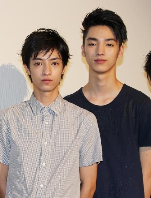 イベントに並んで立つ清水尚弥さん（左）と、そっくりな顔立ちの弟・清水尋也さん（右）