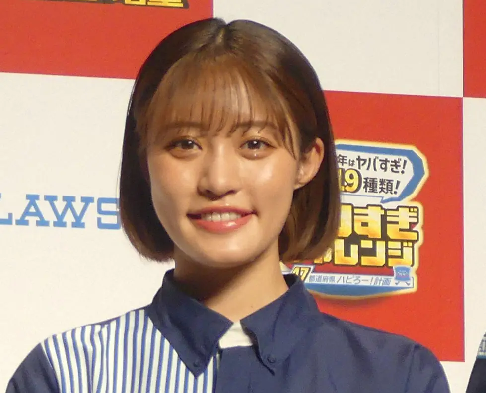 ローソンのイベントに登壇し、笑顔でインタビューに答える王林さん。