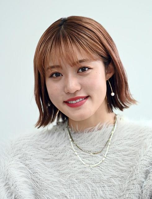 明るい髪色で微笑む王林さんのアップのポートレート画像
