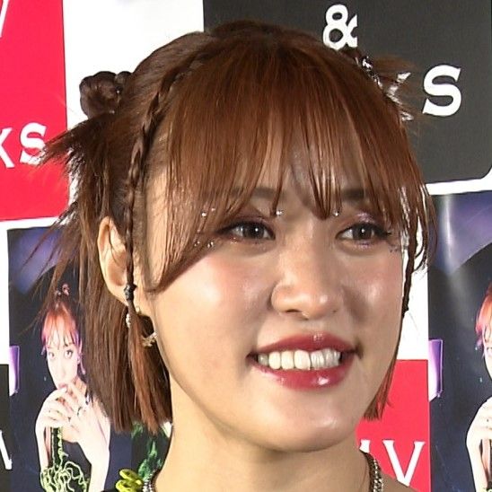 髪をアップにして前髪を下ろした王林さんの横顔のポートレート画像