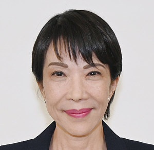高市早苗氏の、特徴的な短い前髪と力強い眉毛が印象的な正面からの公式肖像写真。