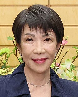 高市早苗氏の、公式行事に出席している様子を捉えた近影。髪型と眉毛が明確にわかる写真。