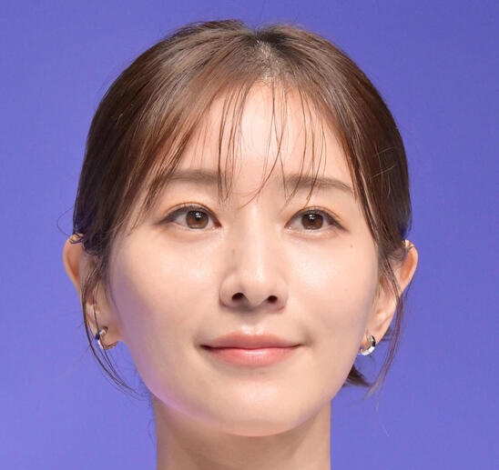 カメラに向かって優しく微笑む田中みな実さんのバストアップ写真