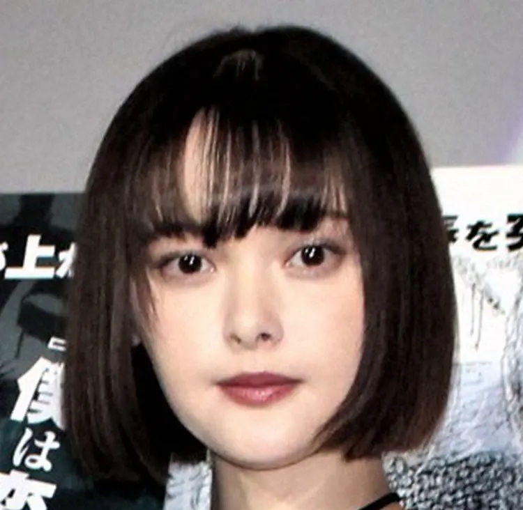 ボブヘアーで正面を見つめる玉城ティナさんのクローズアップ