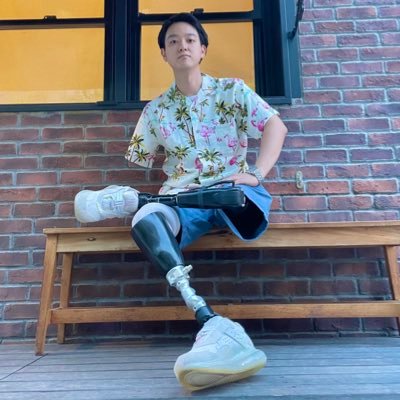 ベンチに座りまっすぐ前を見つめるYouTuberの山田千紘さん