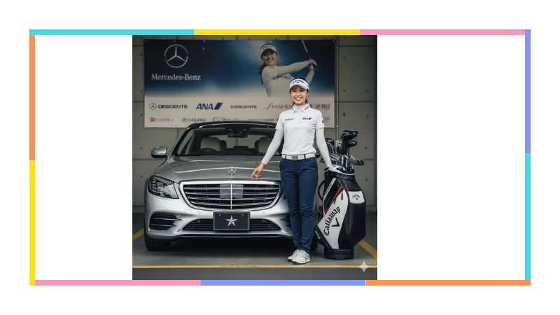 - メルセデス・ベンツの高級車の前で、スポンサーロゴが入ったウェアを着用し、ゴルフバッグを横に笑顔で立つ三浦桃香選手。背後には複数のスポンサー企業のロゴが並ぶ。