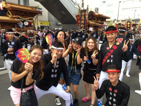 だんじり祭りに参加しているエルフ荒川さんと友人たちの集合写真