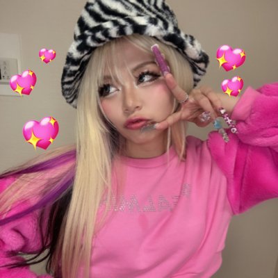 ゼブラ柄の帽子をかぶりピンクの服を着たギャルスタイルのエルフ荒川さん